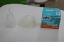 Para cego ver: Foto mostra três tipos de protetores menstruais: coletor, disco e absorvente interno