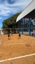 Atletas do vôlei de areia durante jogo