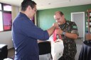 Reitor entrega kit institucional ao comandante do Batalhão